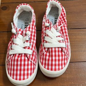 Girl’s tennis shoes